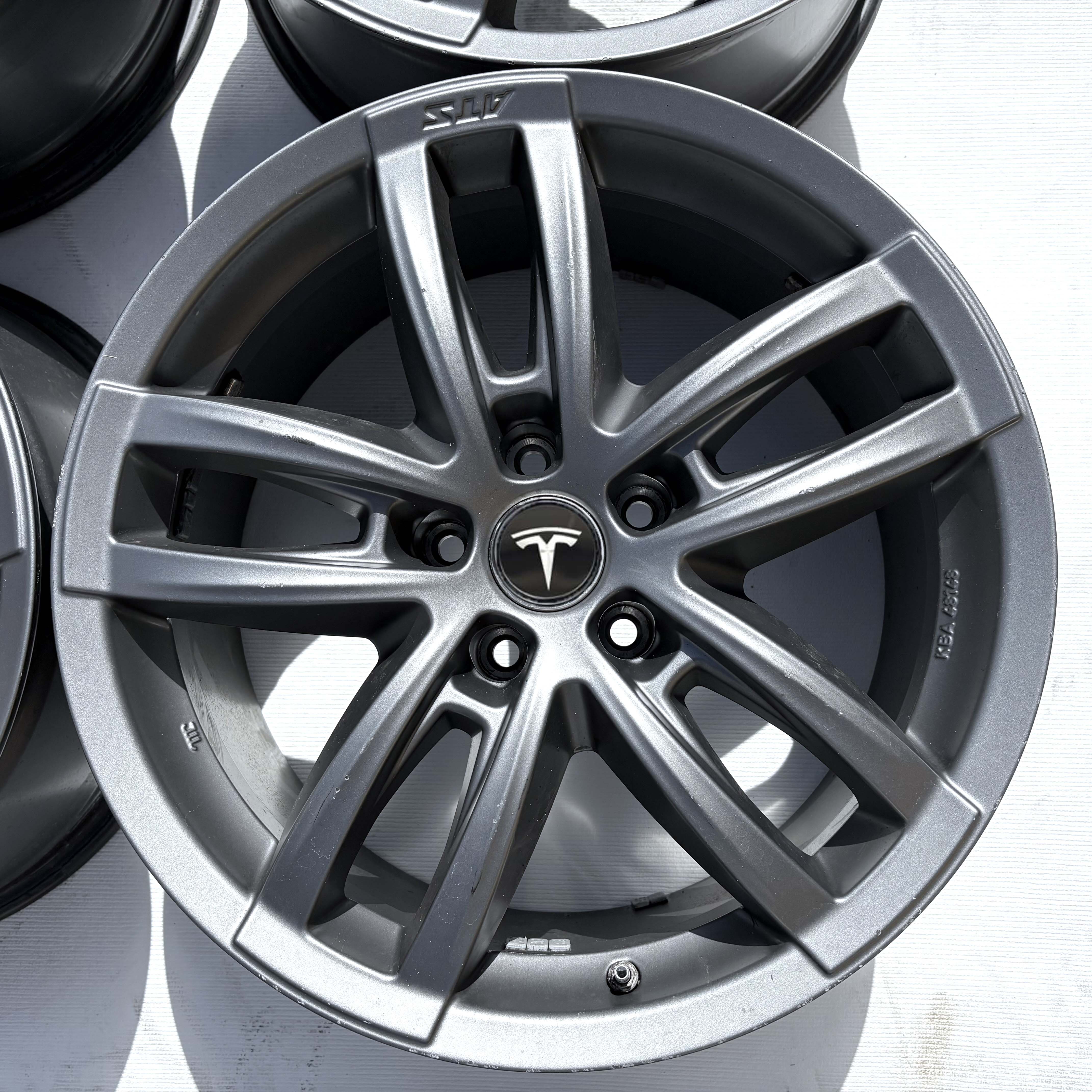 TESLA MODEL 3 5X114,3 18" 8,5J ET35