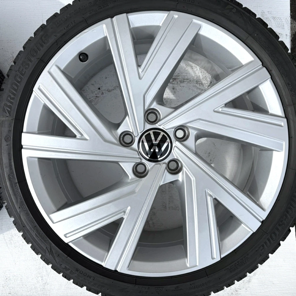 KOLA ZIMNÍ VW GOLF 225/40R18 ROK21 BRIDGESTONE