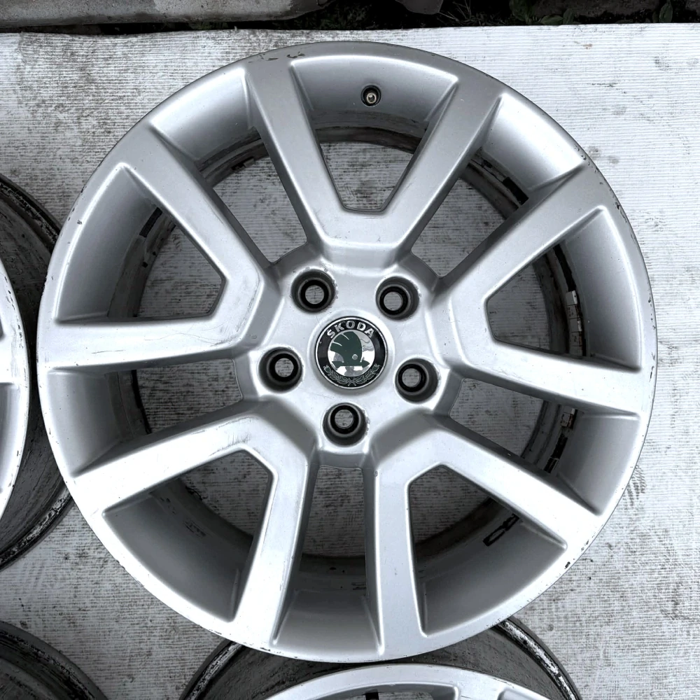 ORIGINÁLNÍ ALU SKODA OCTAVIA SUPERB KAROQ YETI 17"