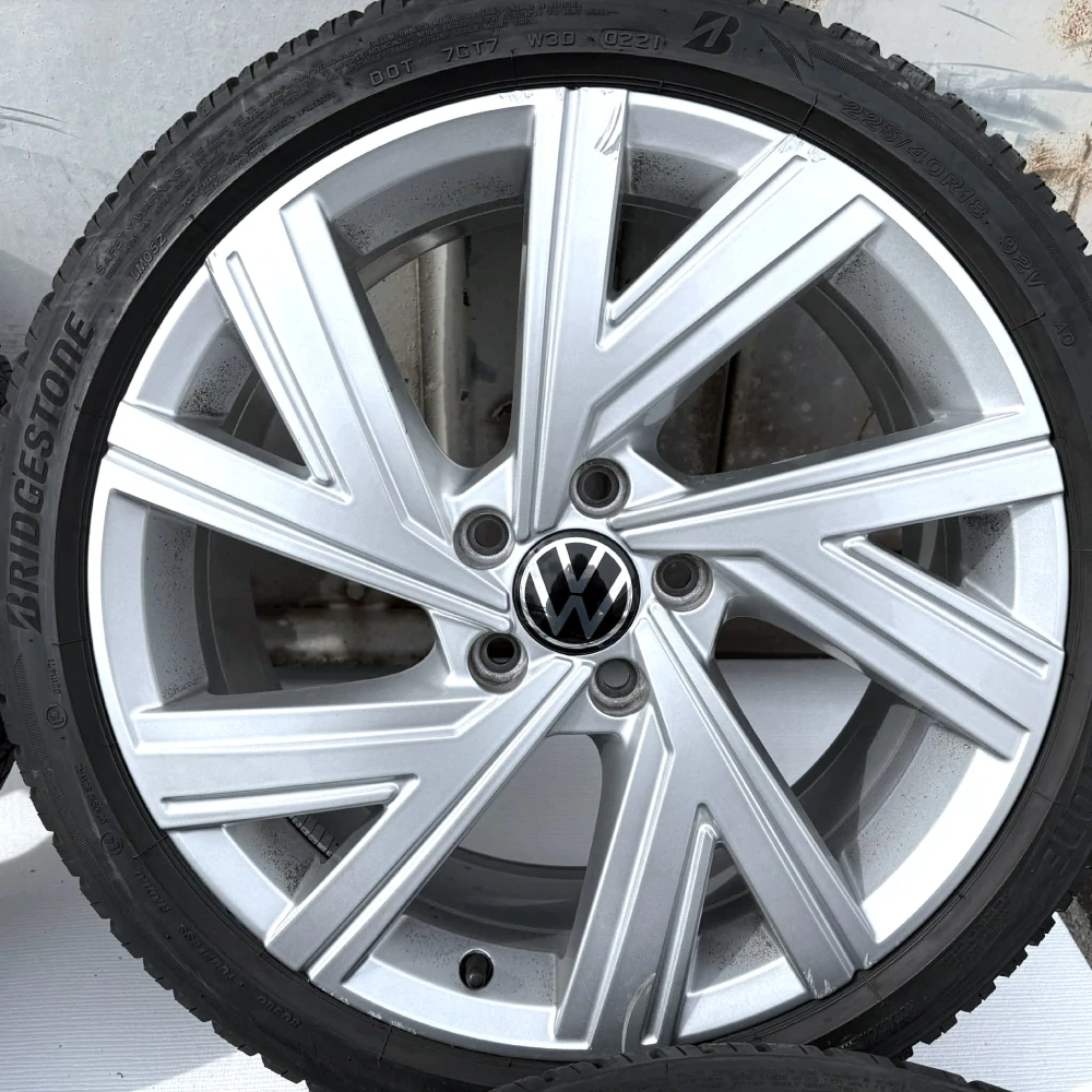 KOLA ZIMNÍ VW GOLF 225/40R18 ROK21 BRIDGESTONE