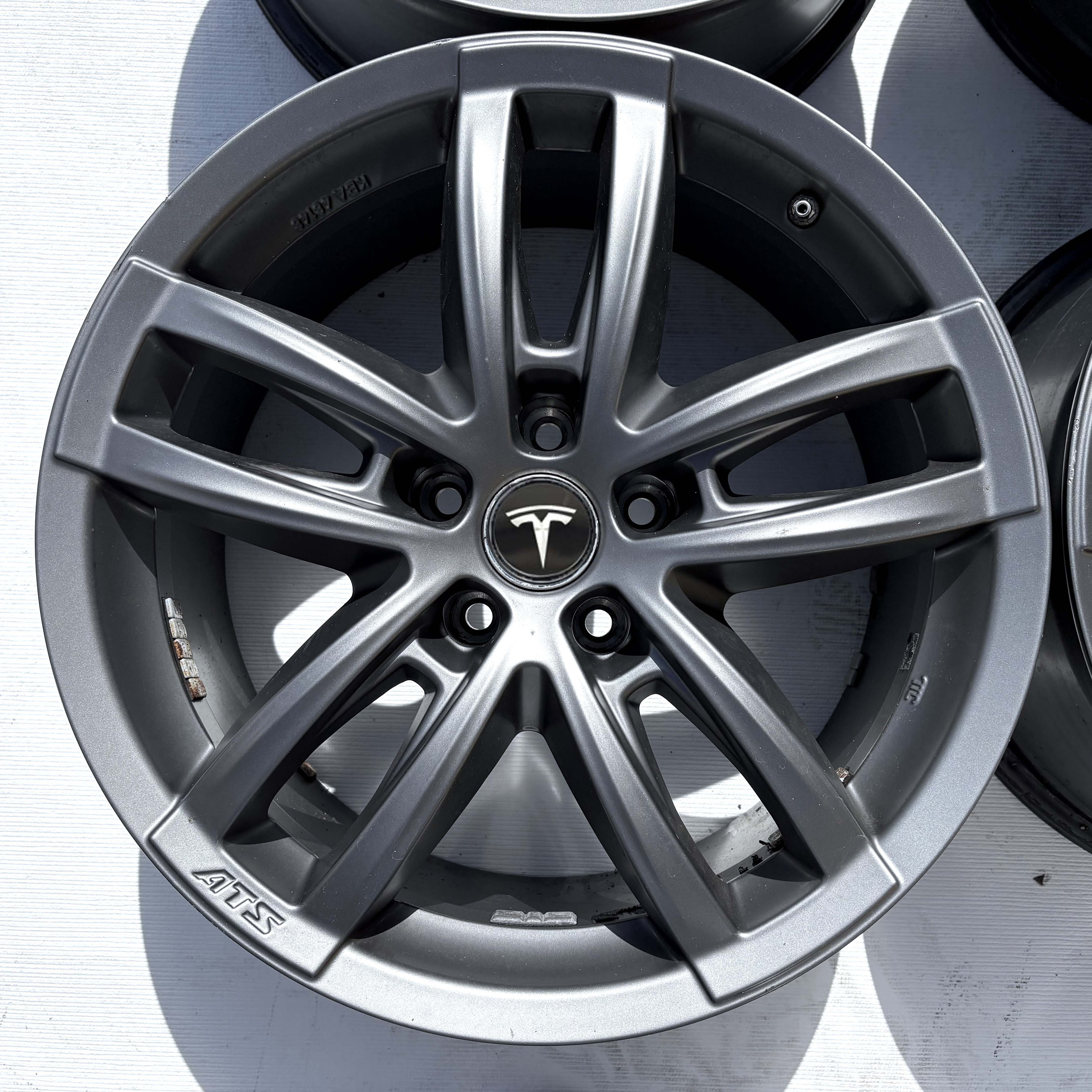 TESLA MODEL 3 5X114,3 18" 8,5J ET35
