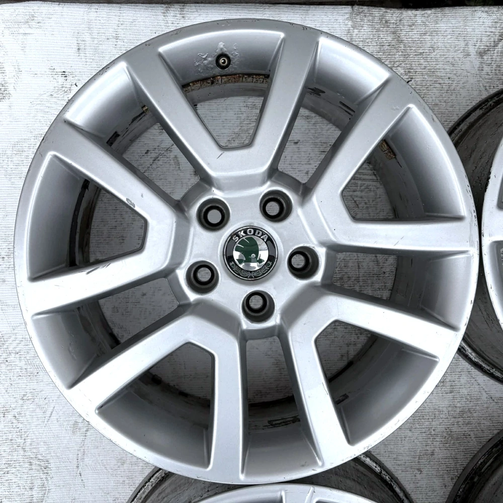 ORIGINÁLNÍ ALU SKODA OCTAVIA SUPERB KAROQ YETI 17"