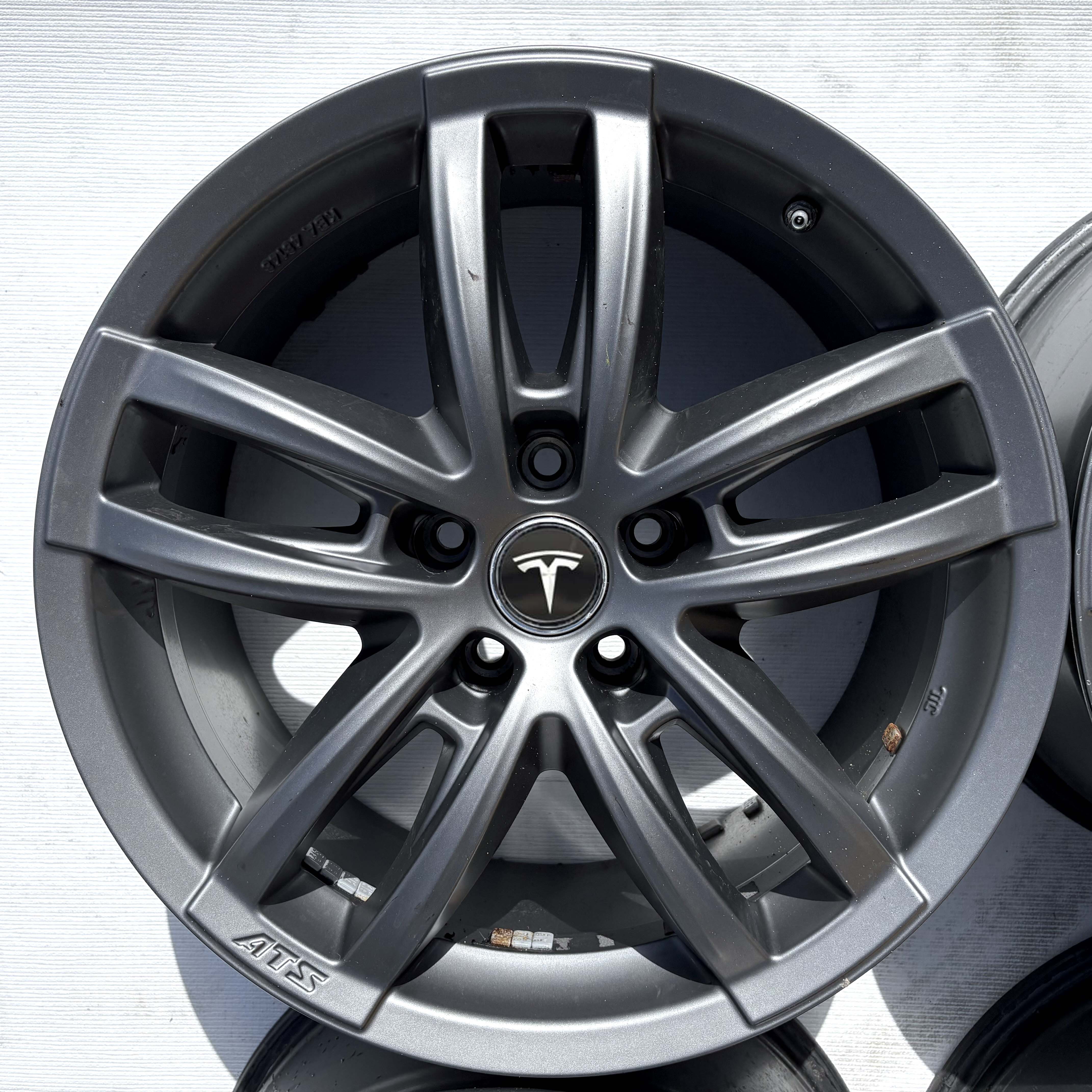 TESLA MODEL 3 5X114,3 18" 8,5J ET35