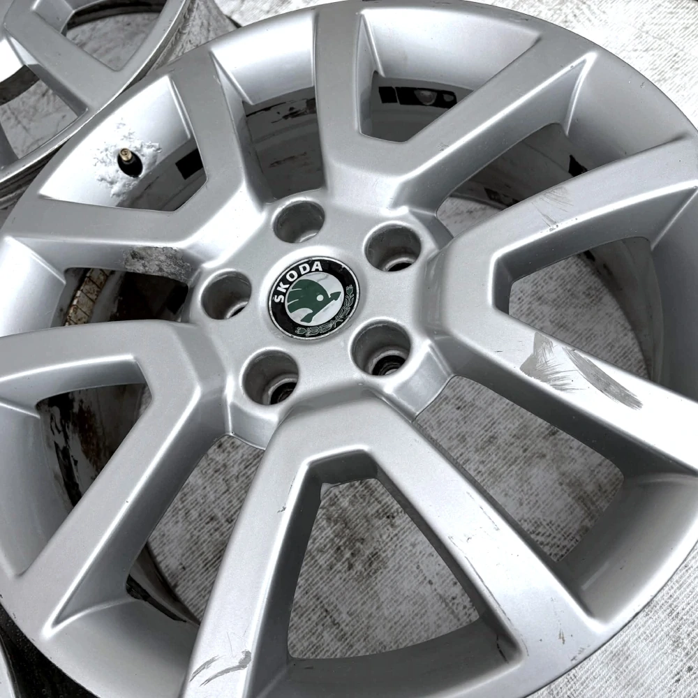 ORIGINÁLNÍ ALU SKODA OCTAVIA SUPERB KAROQ YETI 17"