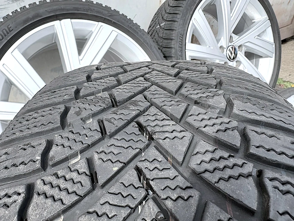 KOLA ZIMNÍ VW GOLF 225/40R18 ROK21 BRIDGESTONE