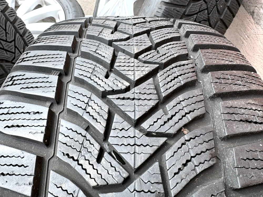 KOLA ZIMNÍ SKODA YETI OCTAVIA IV 225/50R17 DUNLOP